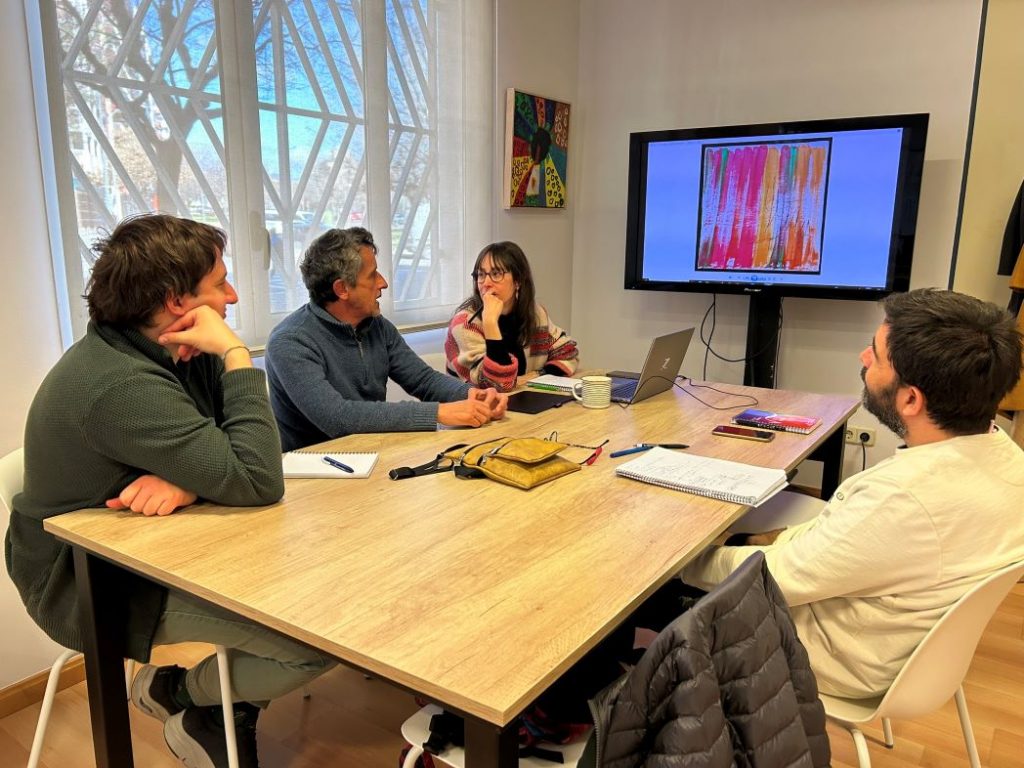 Miembros de Valentia Cuenta trabajando en el cartel del festival.